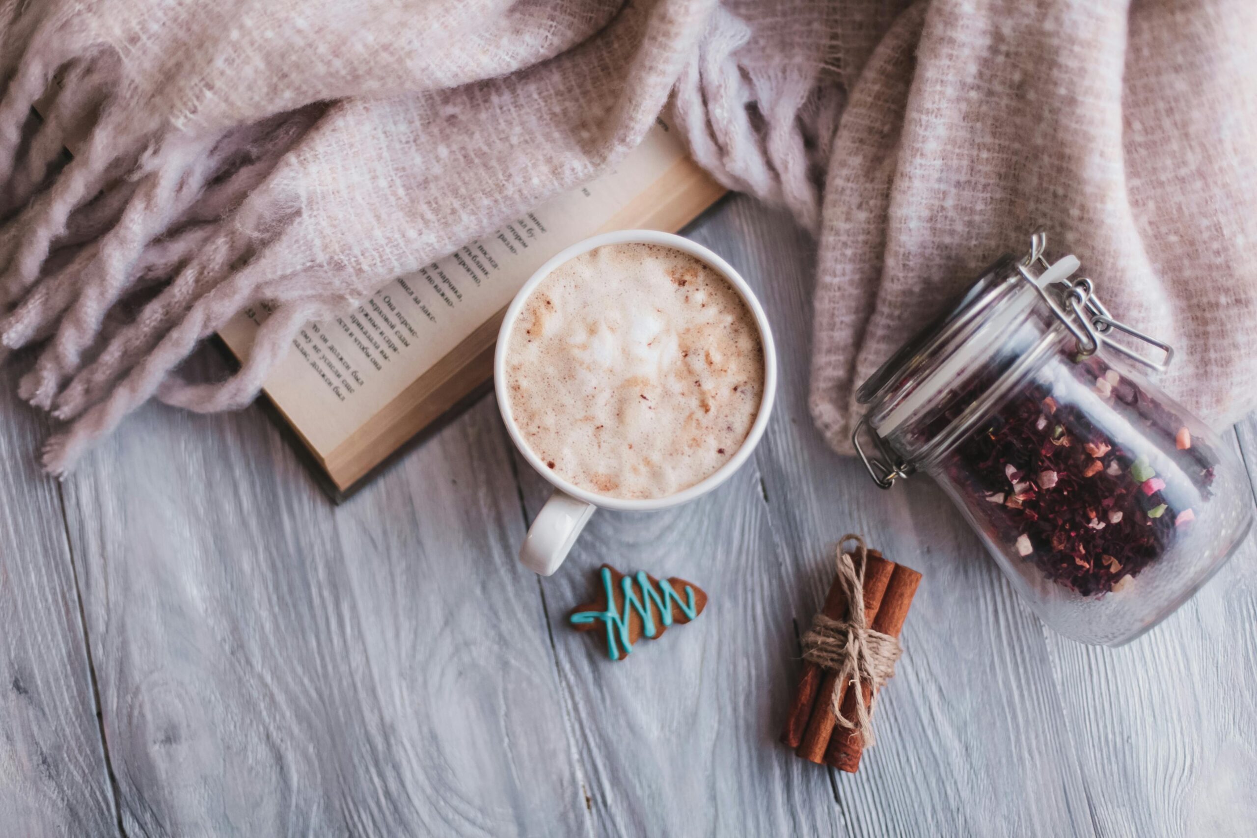 Unii oameni pun unt sau ulei în cafea. sursa foto pexels.com