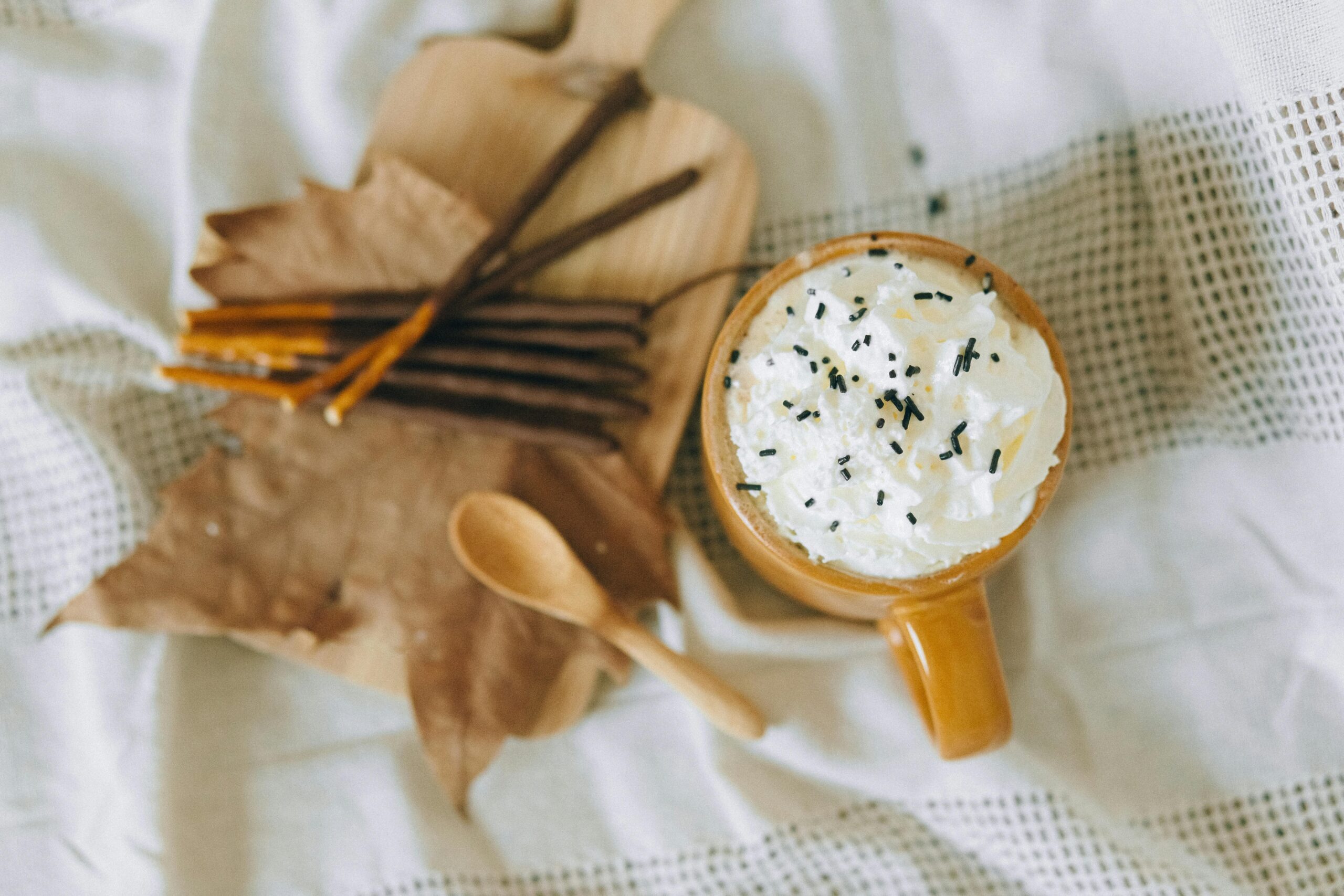 Majoritatea oamenilor pun zahăr și frișcă în cafea. sursa foto pexels.com