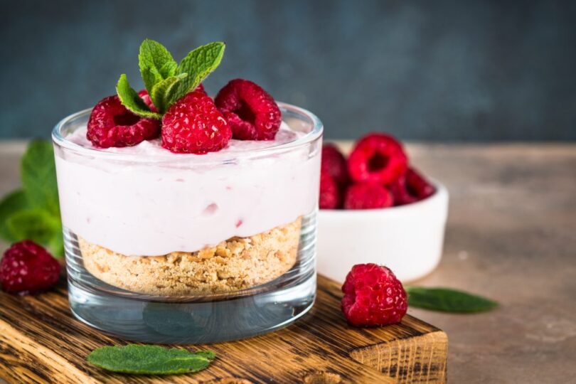 Cheesecake la pahar cu zmeură și ciocolată albă:  fără coacere, rapid și răcoritor