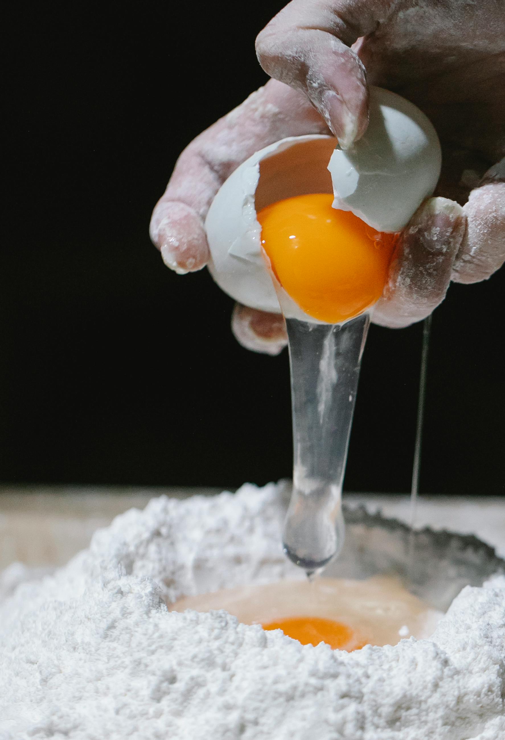 Atenție să nu cadă coji pline de bacterii în ou! sursa foto pexels.com