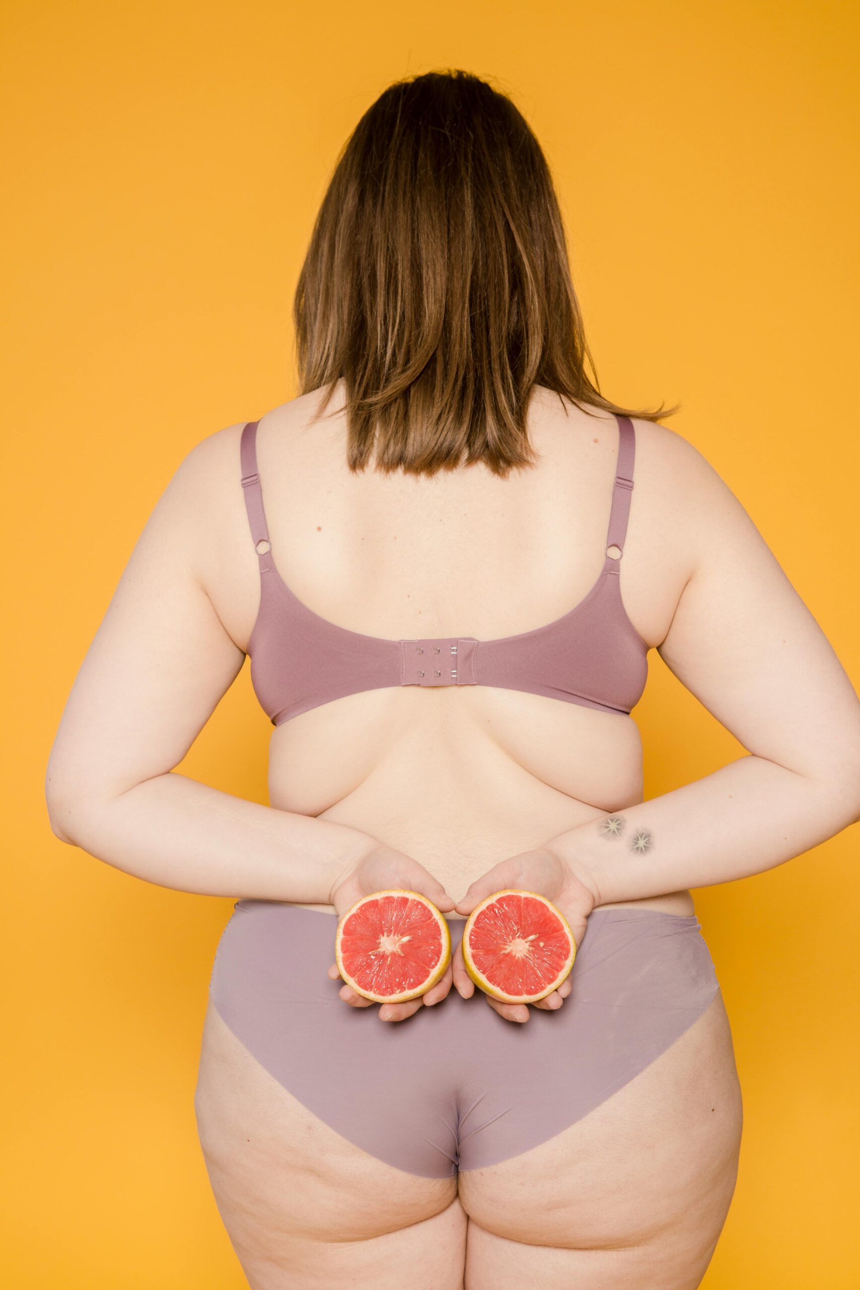 Alege haine largi și o dietă echilibrată pentru a scăpa de celulită. sursa foto pexels.com