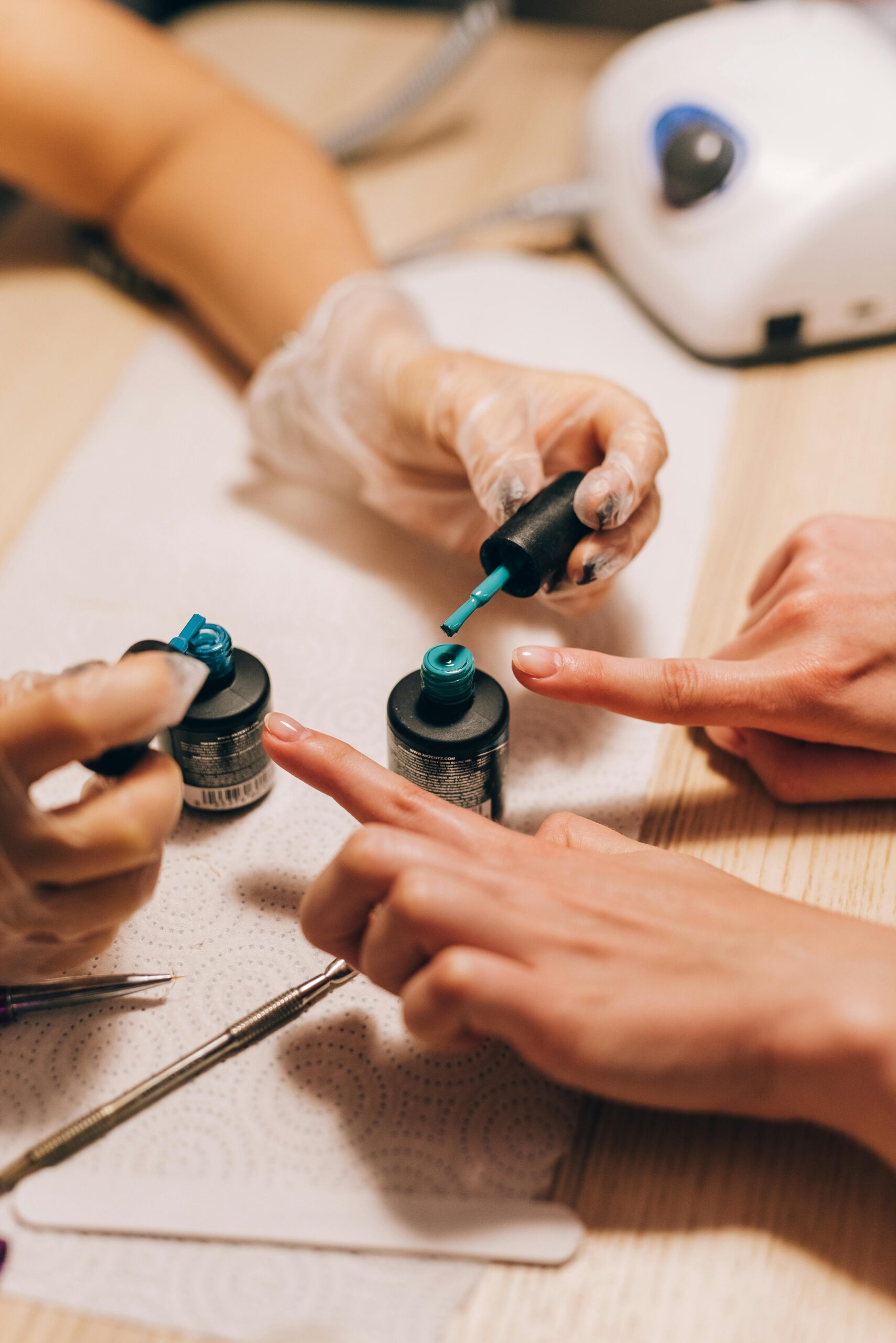 Unii producători de oje și  geluri și-au modificat deja unele produse. sursa foto pexels.com
