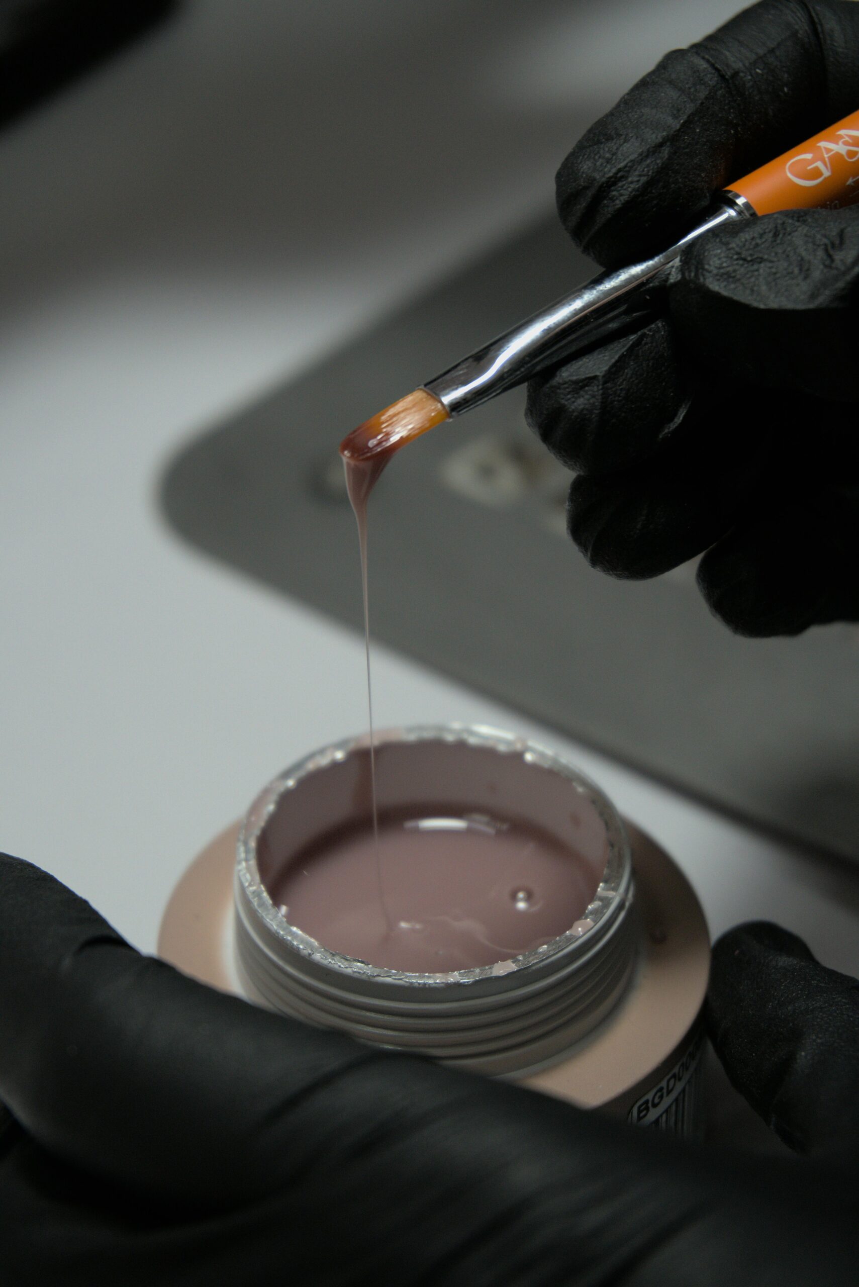 Această interdicție se datorează unui ingredient-cheie: TPO (Trimethylbenzoyl Diphenylphosphine Oxide). sursa foto pexels.com
