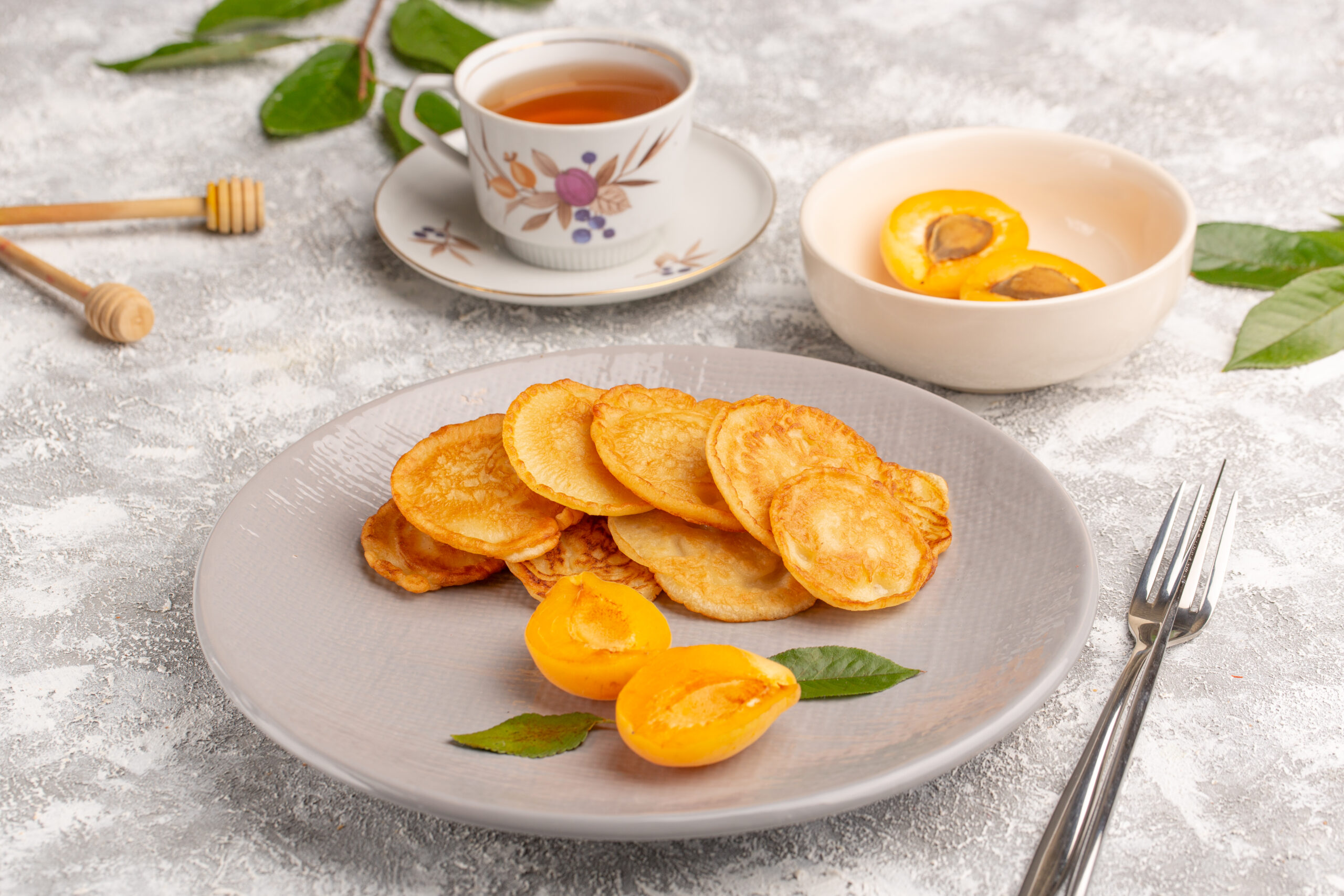 Clătitele se pot servi cu alte fructe, cu miere, scorțișoară sau sosuri dulci. sursa foto freepik.com