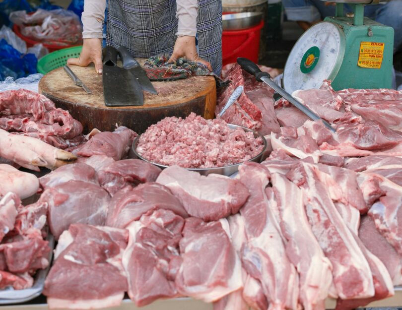 România produce mai multă carne, dar dependența de importuri rămâne