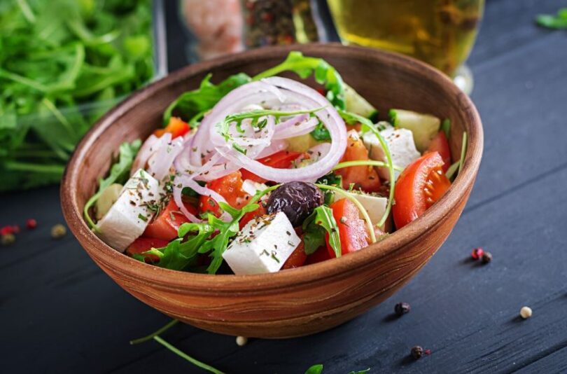 Cum se prepară salata grecească acasă – rețeta pas cu pas