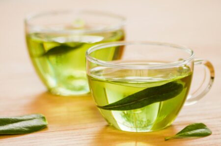 Efectele secundare ale ceaiului verde: cine trebuie să fie precaut sau să evite consumul acestei băuturi populare