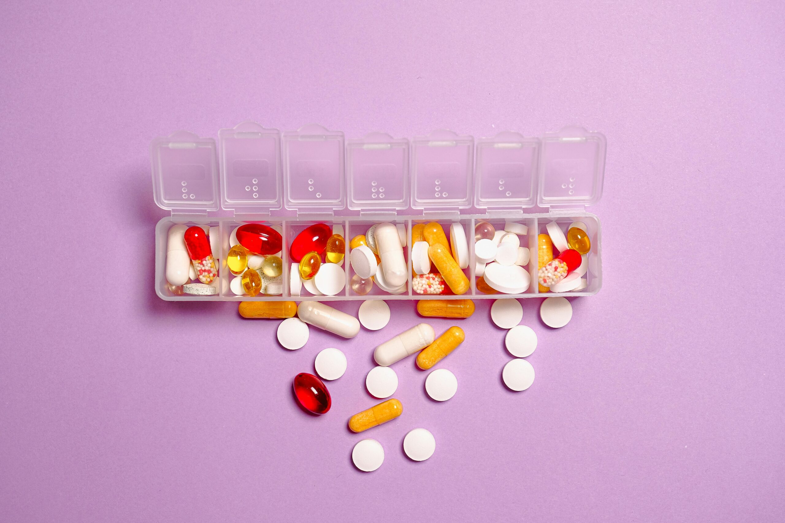 Dacă se administrează doze mari, există riscul de supradozaj, de aceea aceste vitamine se regăsesc de obicei în cantități mai mici în suplimente. sursa foto pexels.com