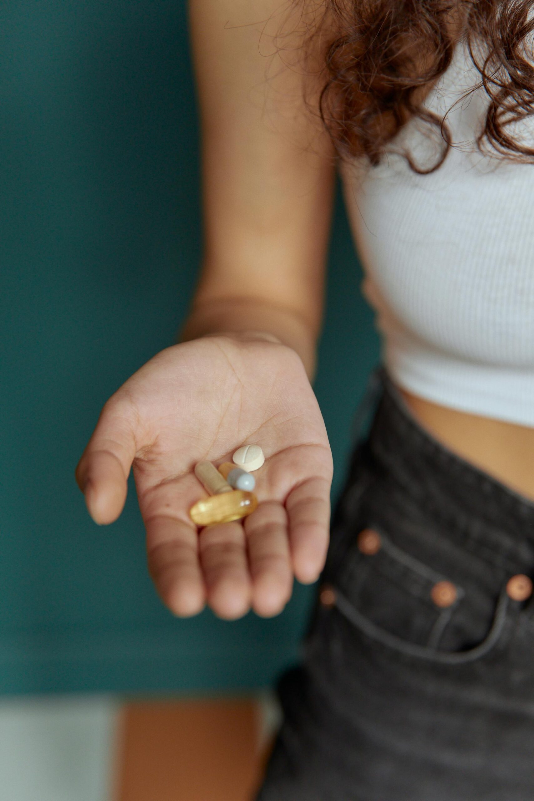 Oare administrarea de pastile cu vitamine, pe lângă dieta normală, ne aduce cu adevărat beneficii? sursa foto pexels.com