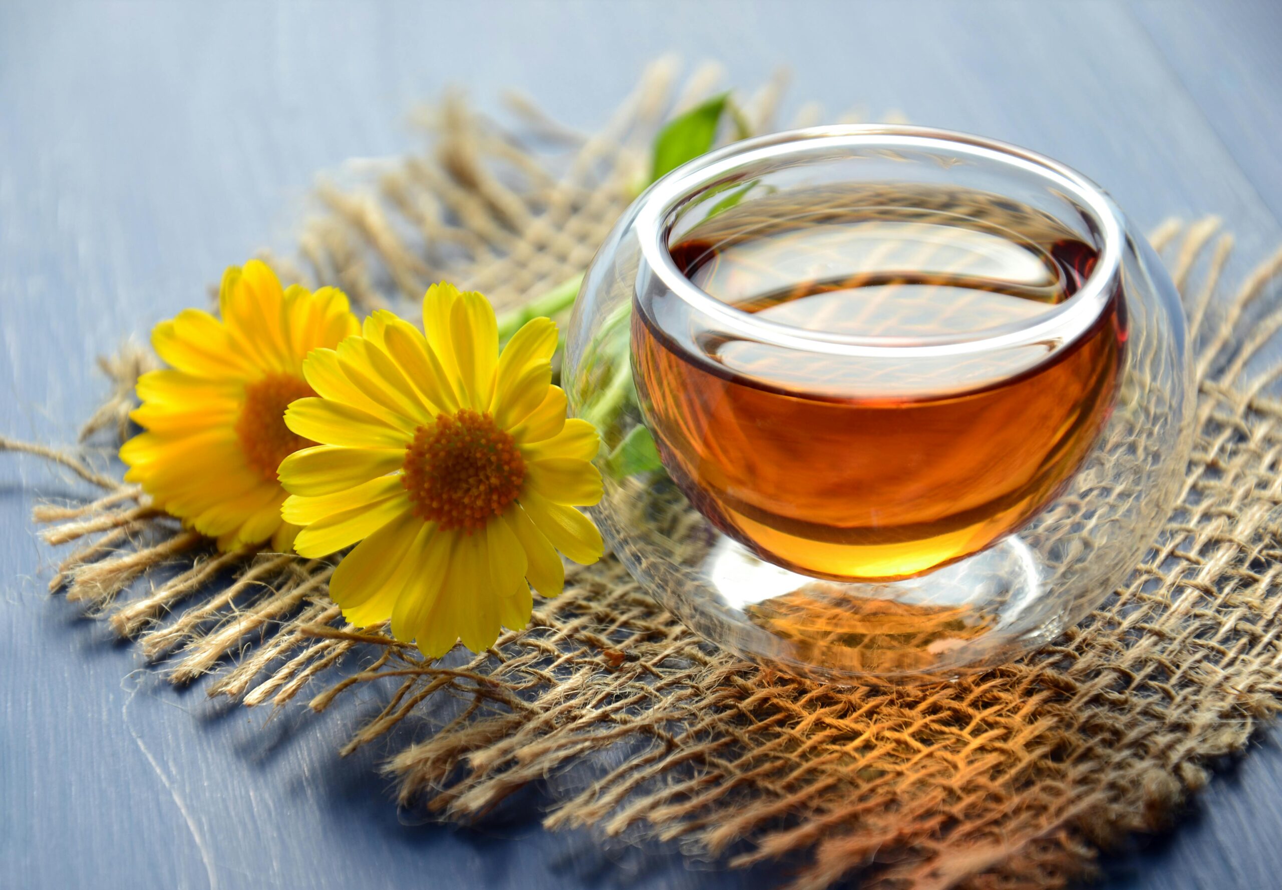 Studiul a identificat cele două substanțe naturale: nicotinamida, o formă de vitamina B3, și epigallocatechin gallate (EGCG), un antioxidant prezent în ceaiul verde. sursa foto pexels.com