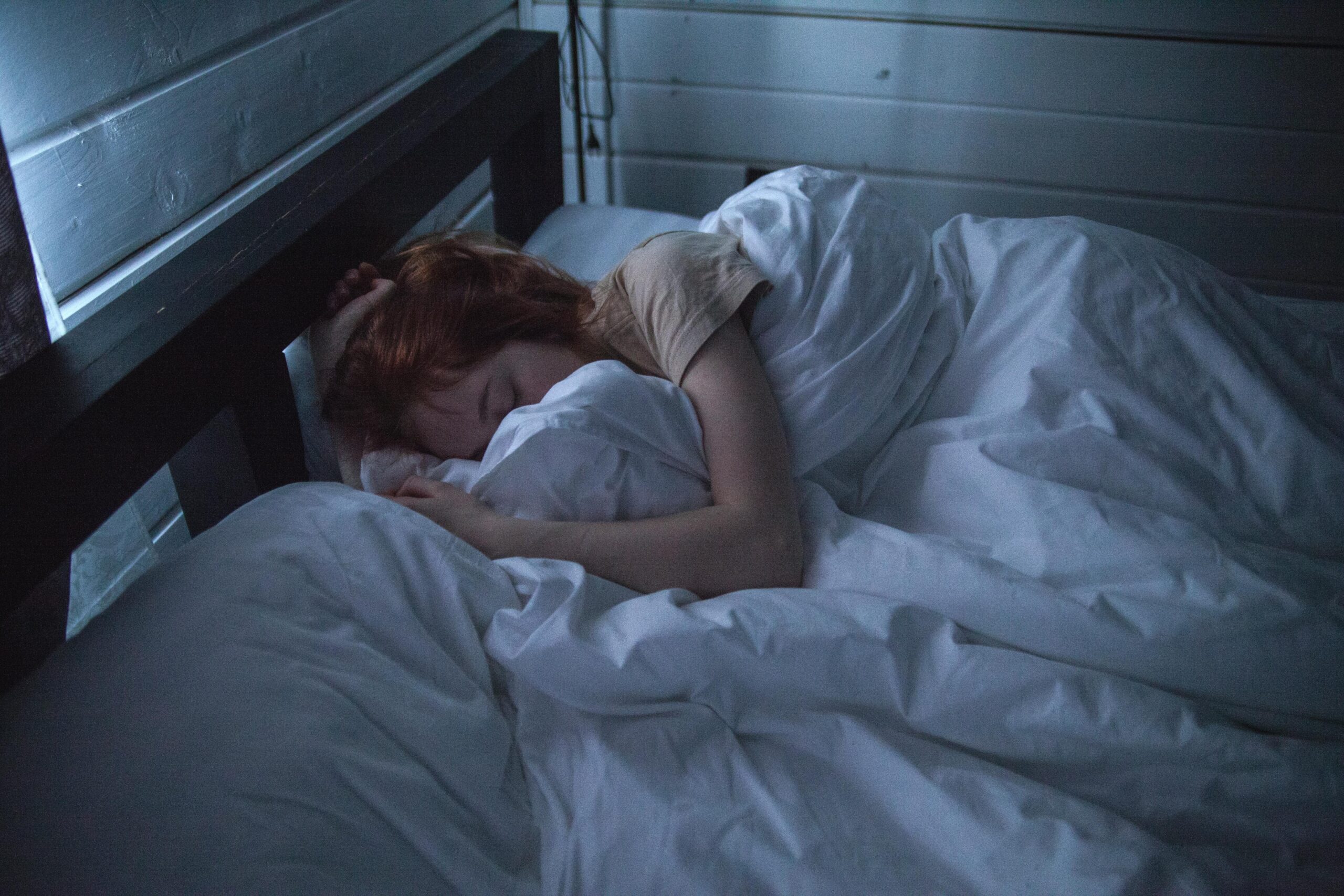 Deoarece hormonul de creștere reglează metabolismul glucozei și al grăsimilor, lipsa somnului poate crește riscul de obezitate, diabet și boli cardiovasculare. sursa foto pexels.com