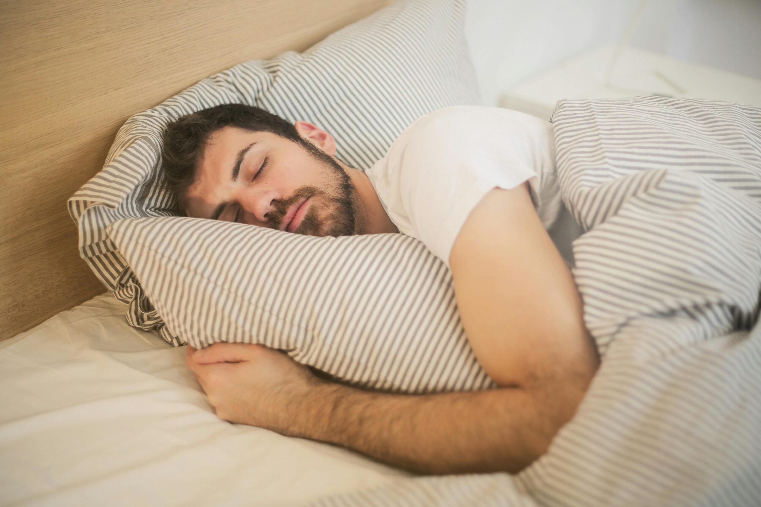 Diferențele mici de somn între zilele de lucru și zilele libere pot duce la schimbări nesănătoase ale bacteriilor din intestin. sursa foto pexels.com