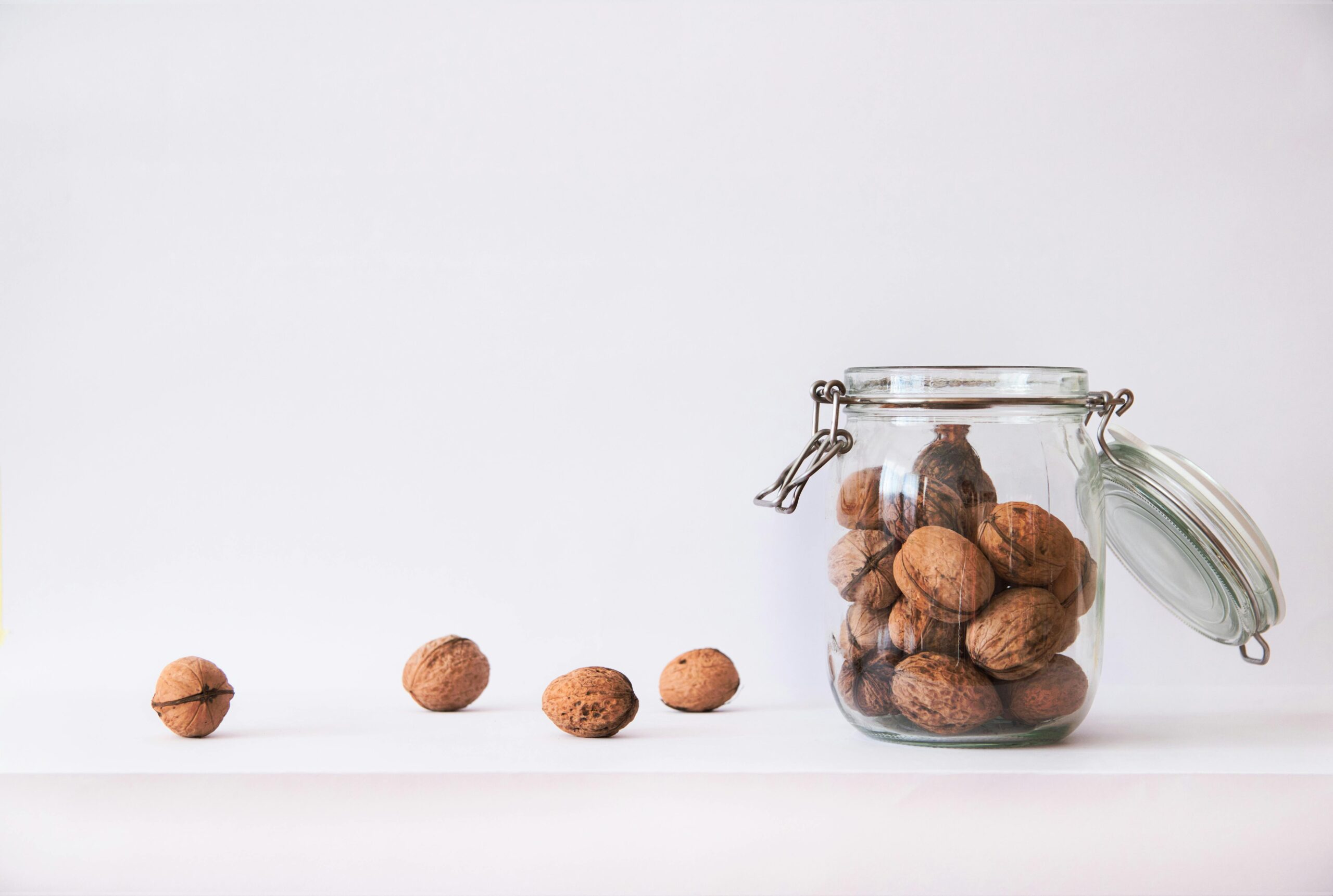Un consum zilnic de 40 g de nuci ar putea îmbunătăți calitatea somnului și reduce somnolența din timpul zilei la adulții tineri sănătoși. sursa foto pexels.com