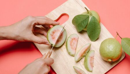 Molecula secretă din guava ar putea lupta împotriva cancerului la ficat, potrivit unui studiu