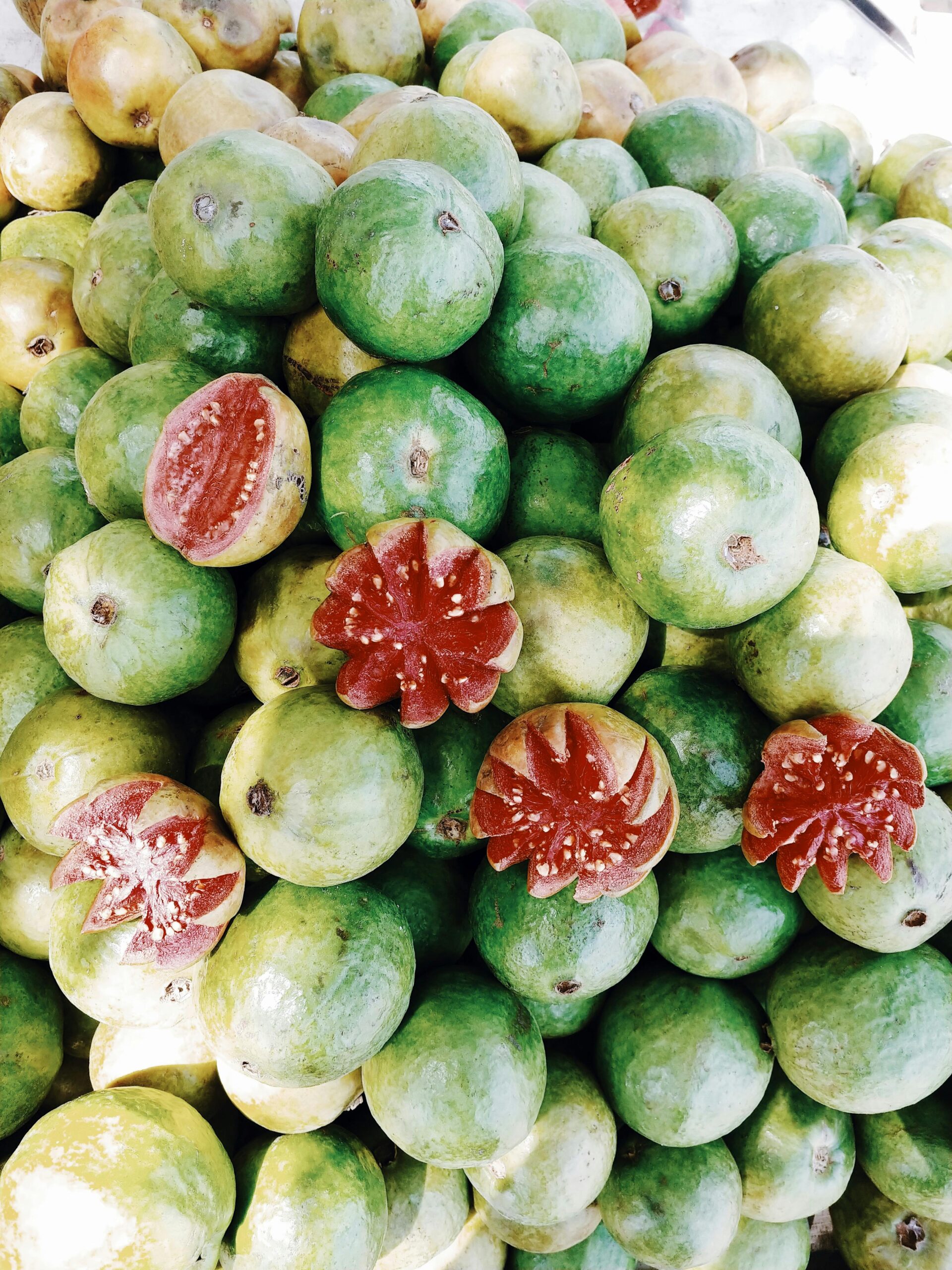 O echipă de oameni de știință a dezvoltat o metodă sintetică pentru a produce molecule din planta de guava care au capacitatea de a combate cancerul la ficat. sursa foto pexels.com
