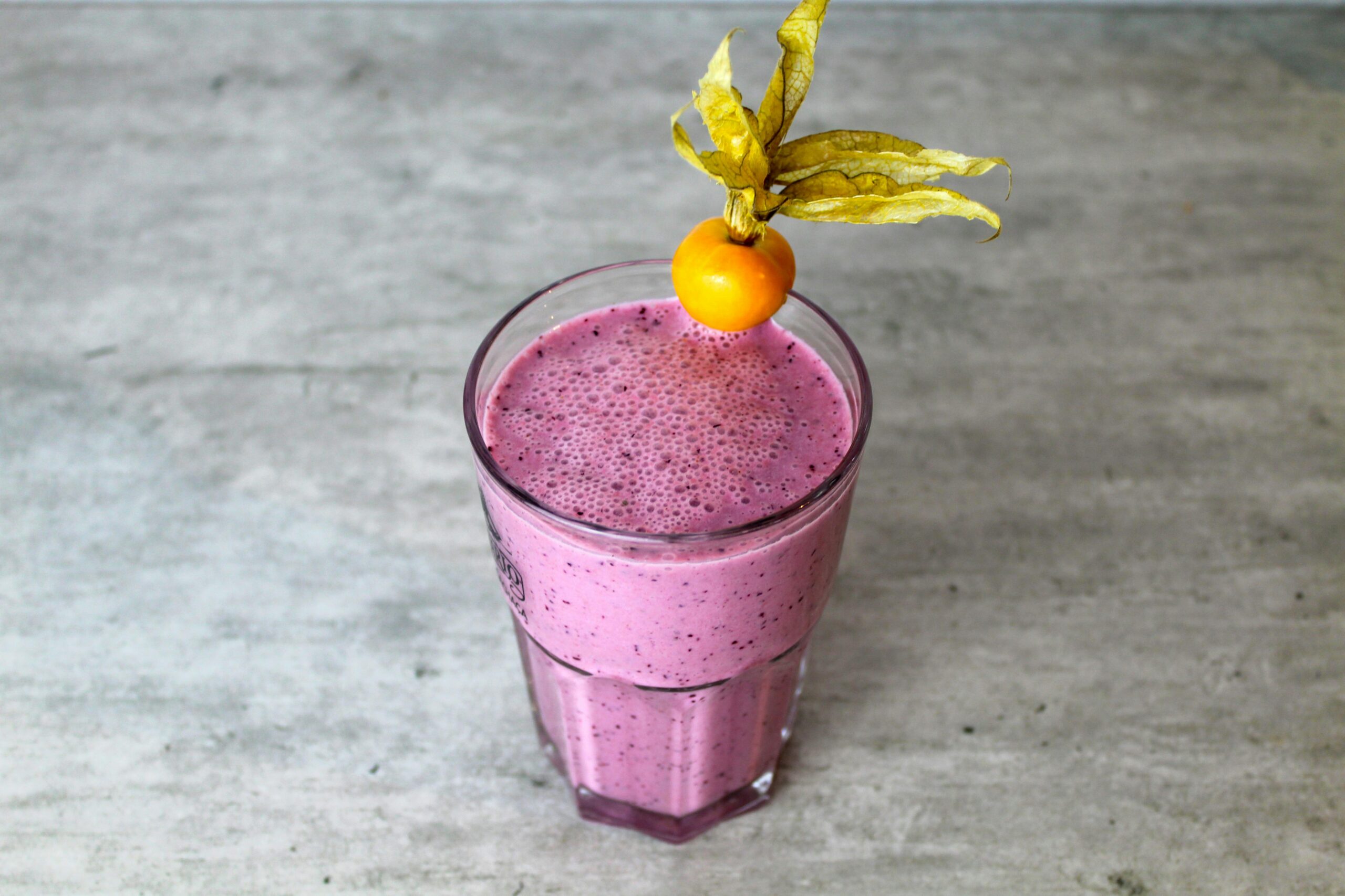 Un smoothie reprezintă o porție din cele 5 de legume sau fructe pe care trebuie să le consumi zilnic. sursa foto pexels.com
