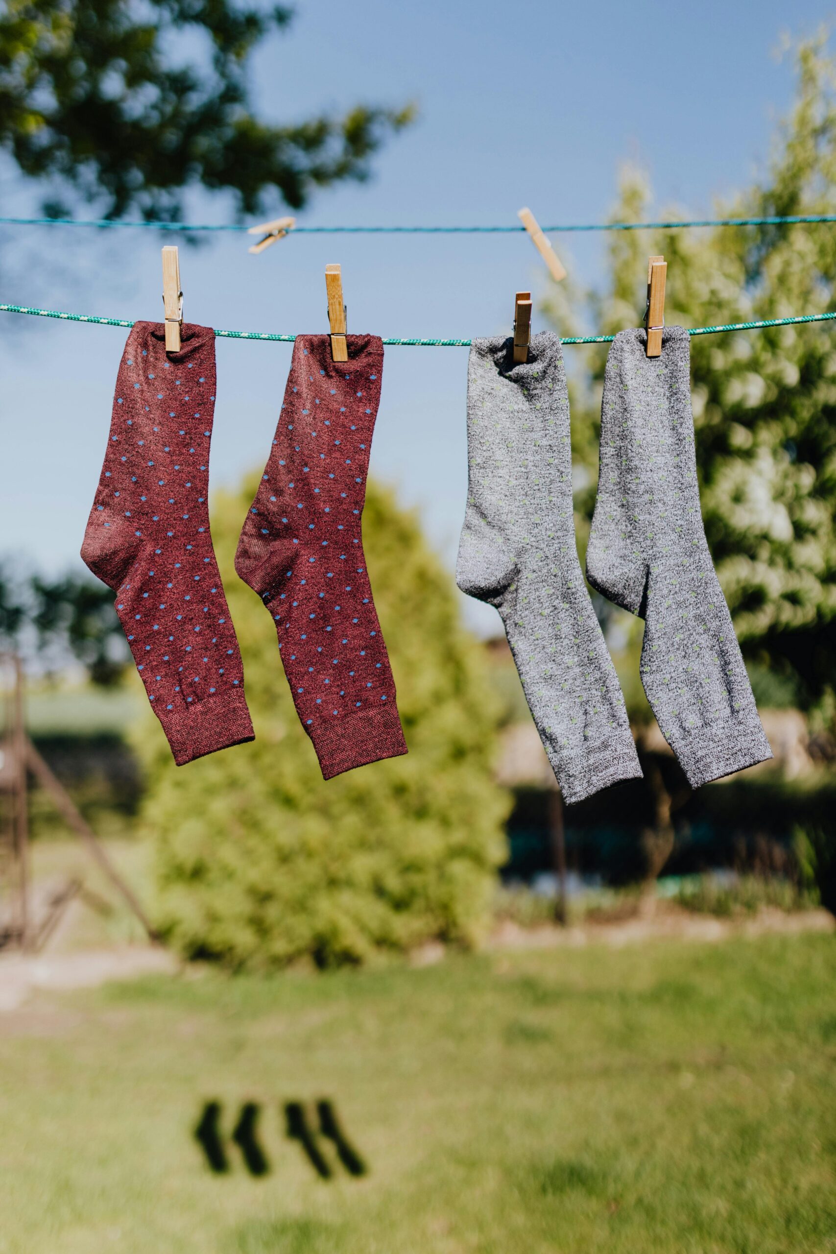 Multe persoane le prind de vârf, cu deschiderea în jos, dar greutatea șosetei întinde elasticul în timp. sursa foto pexels.com