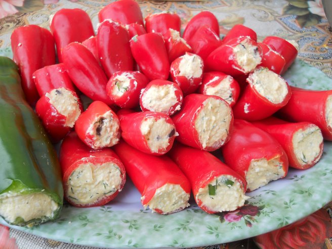 Rețetă rapidă de ardei iuți umpluți cu brânză – un aperitiv simplu și gustos pentru invitați