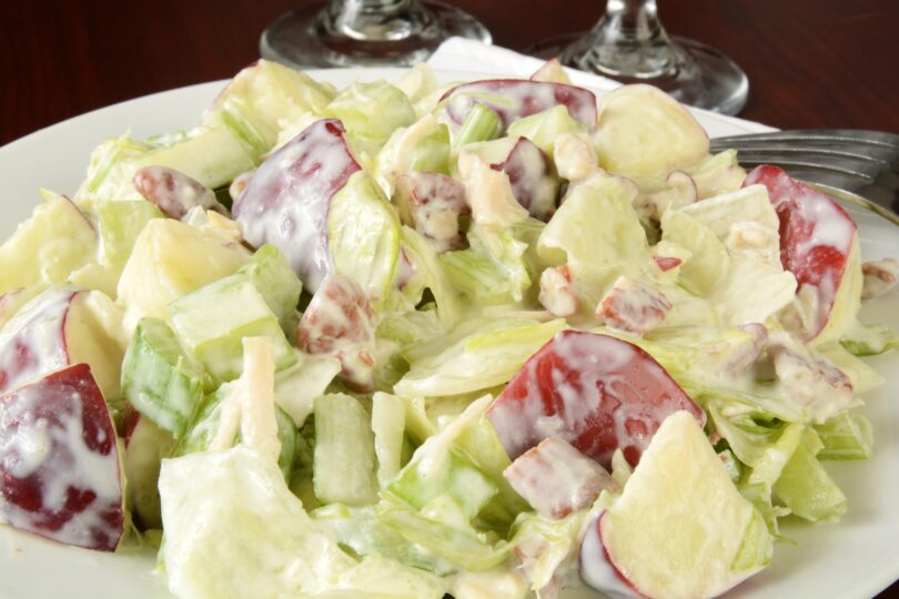 Salată de țelină și parmezan cu nuci și curmale. Un adevărat deliciu