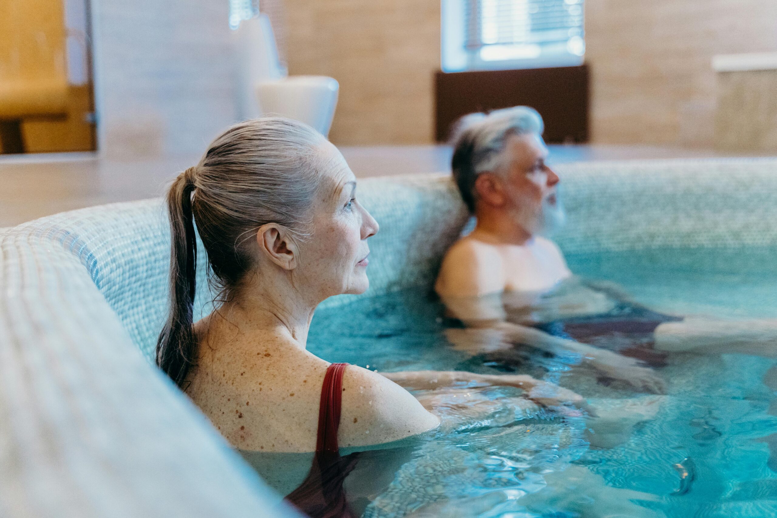 Înotul se potrivește oricui, indiferent de nivelul de formă fizică sau de limitările corporale. sursa foto pexels.com