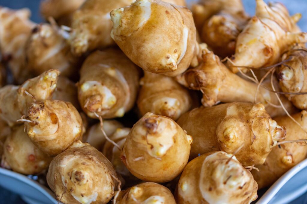 Ce sunt anghinarele de Ierusalim (sunchokes). sursa foto Profimedia