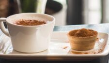 De ce să adaugi dimineaţa scorţişoară în cafea?