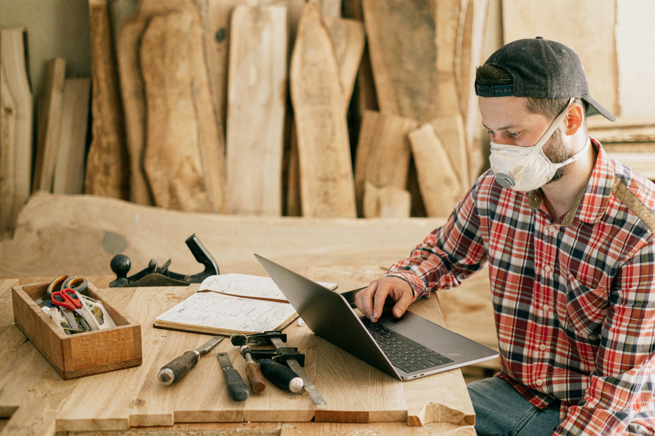 Munca remote chiar îi face pe oameni mai fericiți. sursa foto pexels.com