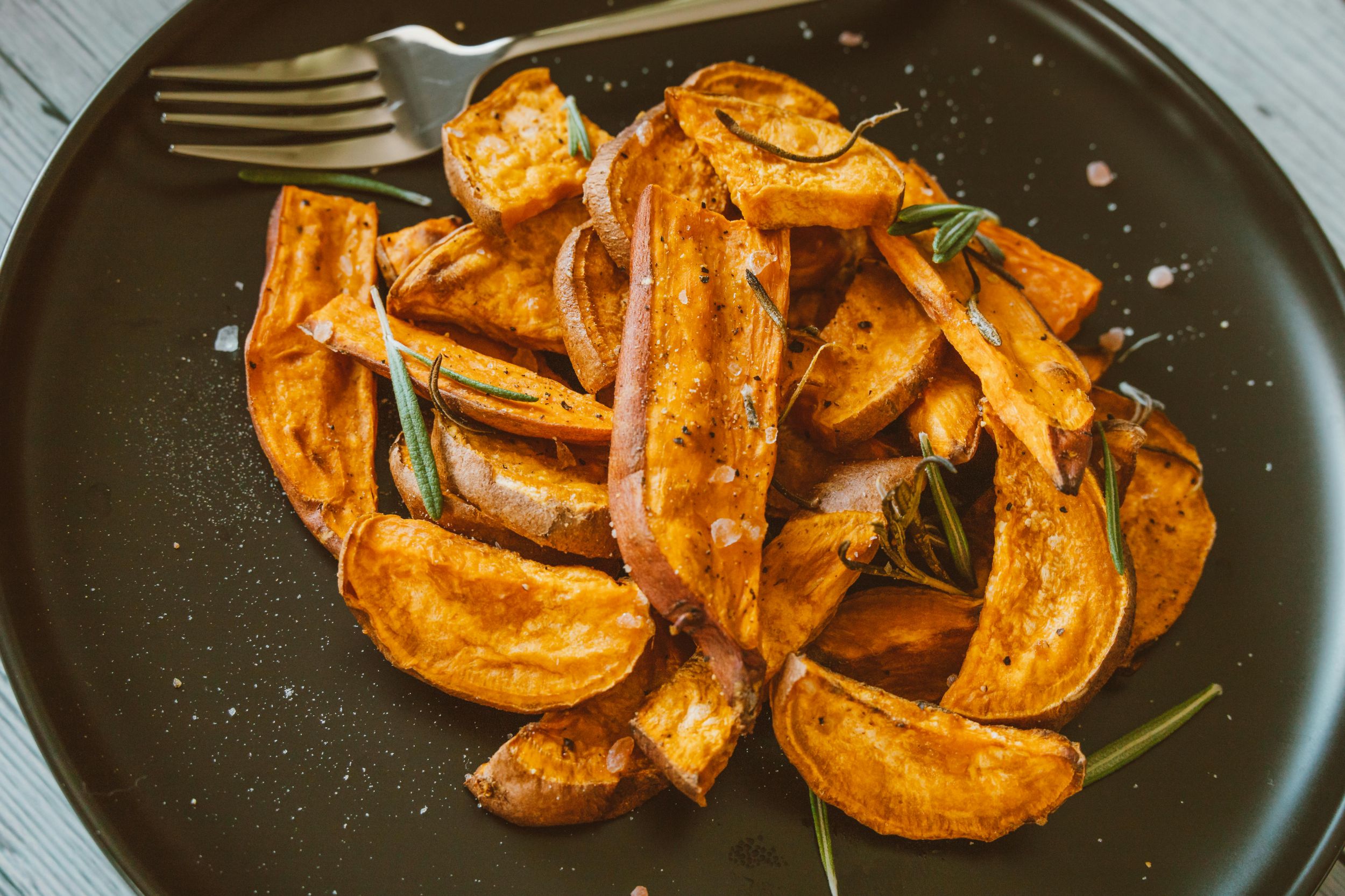 Cartofii dulci sunt cunoscuți ca surse excelente de vitamina A, vitamina C și fibre, iar studiile arată că coaja contribuie semnificativ la aportul de fibre. sursa foto pexels.com