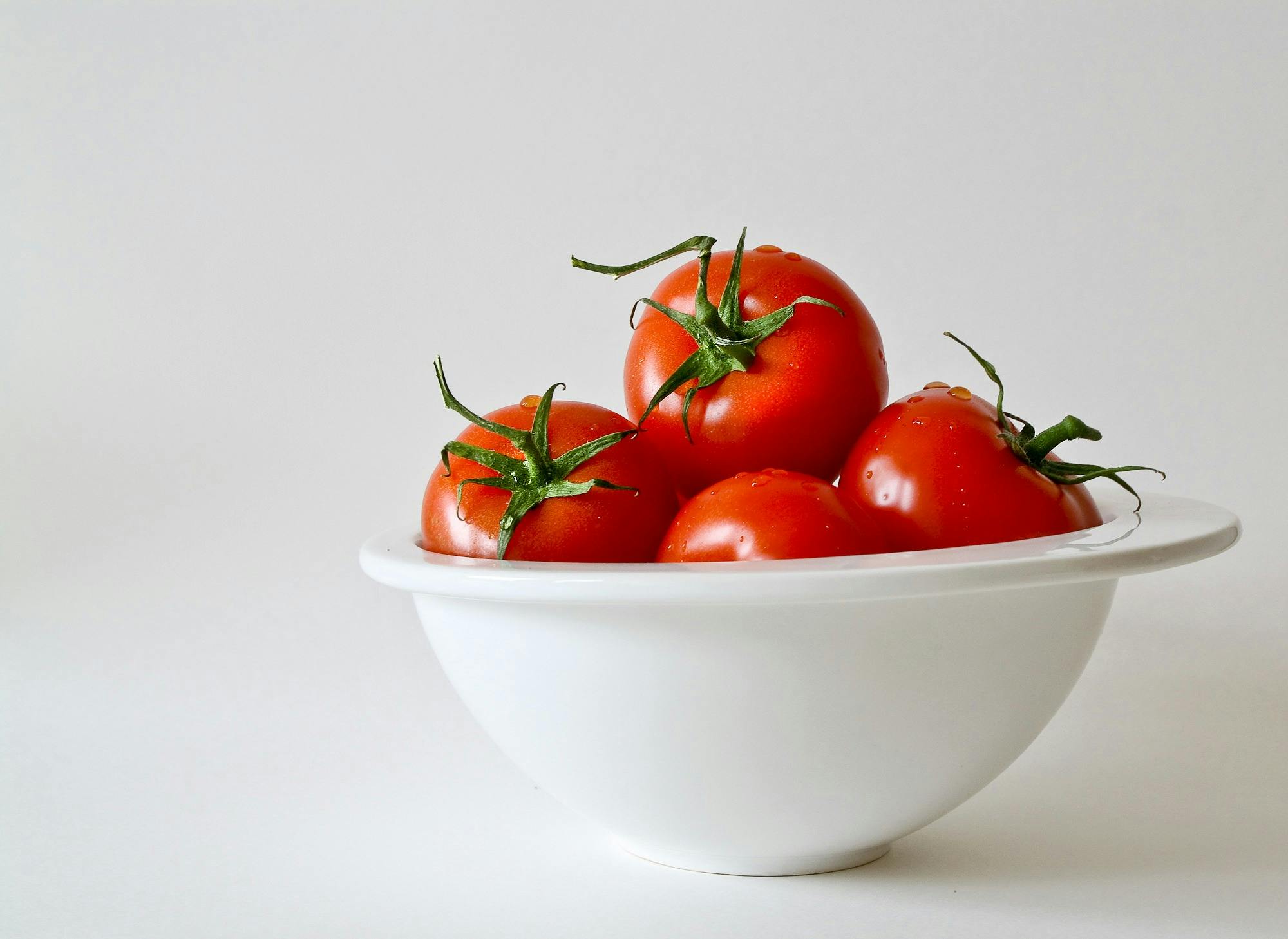 Nu este deloc bine ca roșiile să stea într-un bol sau castron. sursa foto pexels.com