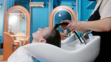 Spălarea părului la salon poate declanșa un accident vascular cerebral fatal, avertizează cercetătorii