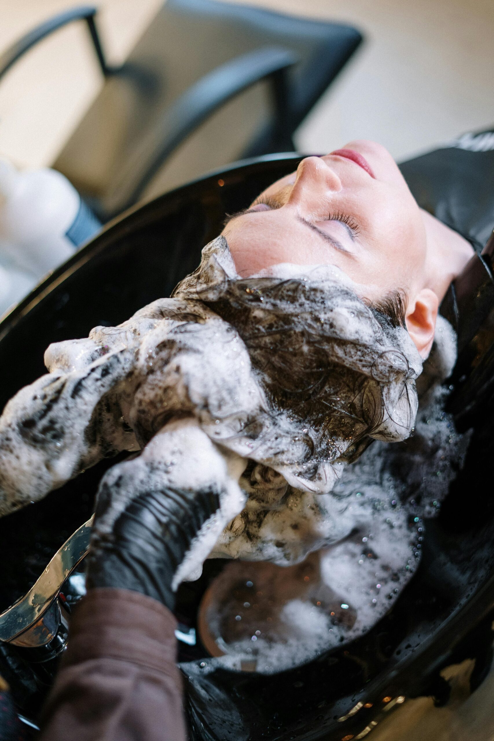 Sindromul apare atunci când gâtul este prea mult întins pe spate (hiperextensie) în timpul spălării părului la chiuvetă. sursa foto pexels.com