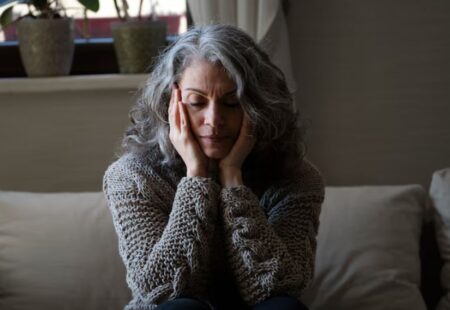 Tristețea accelerează îmbătrânirea prematură: cum lasă emoțiile negative urme vizibile pe chip