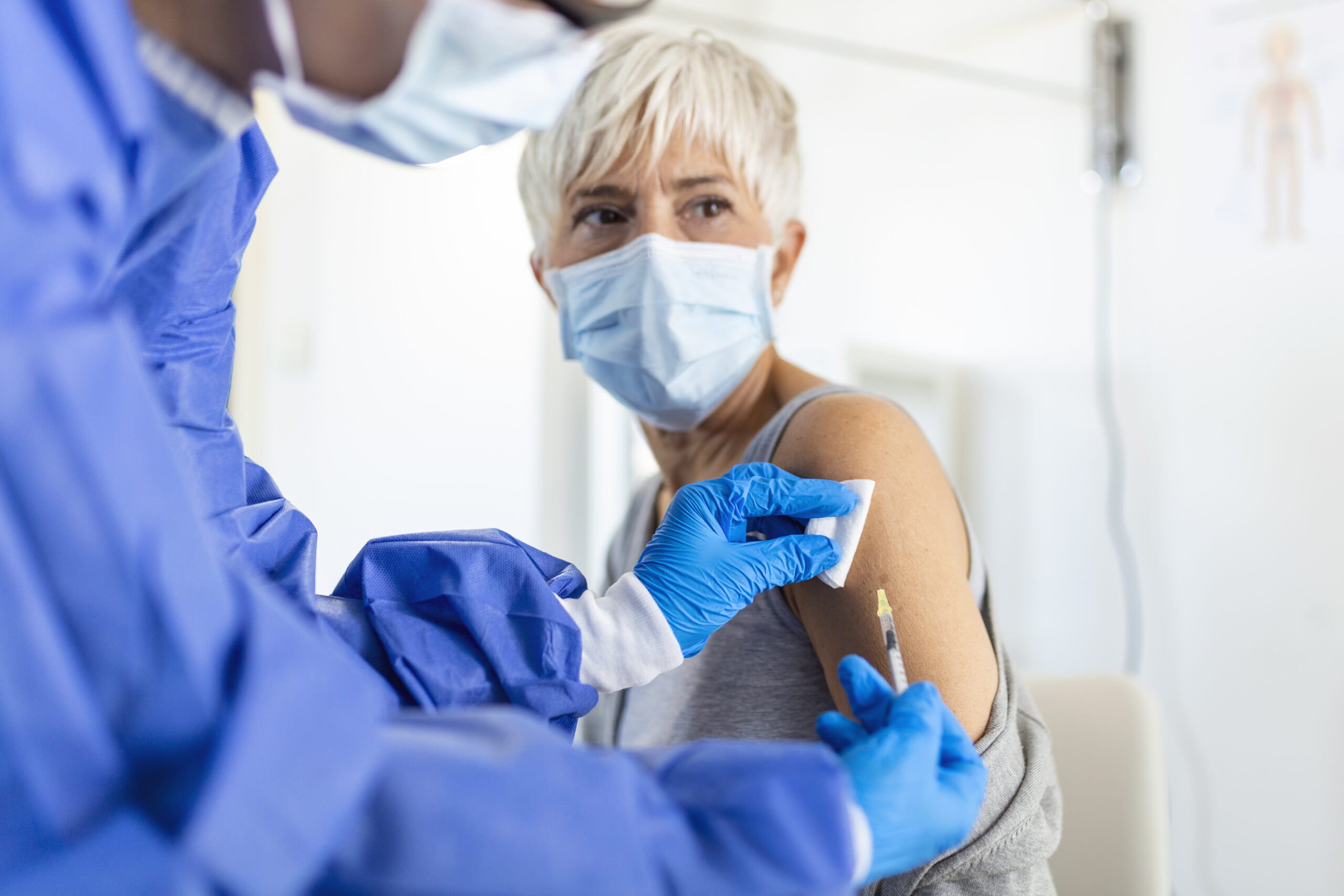 Autoritățile sanitare recomandă vaccinarea tuturor celor care intră în contact cu zone folosite pentru relații intime. Sursa foto Profimedia