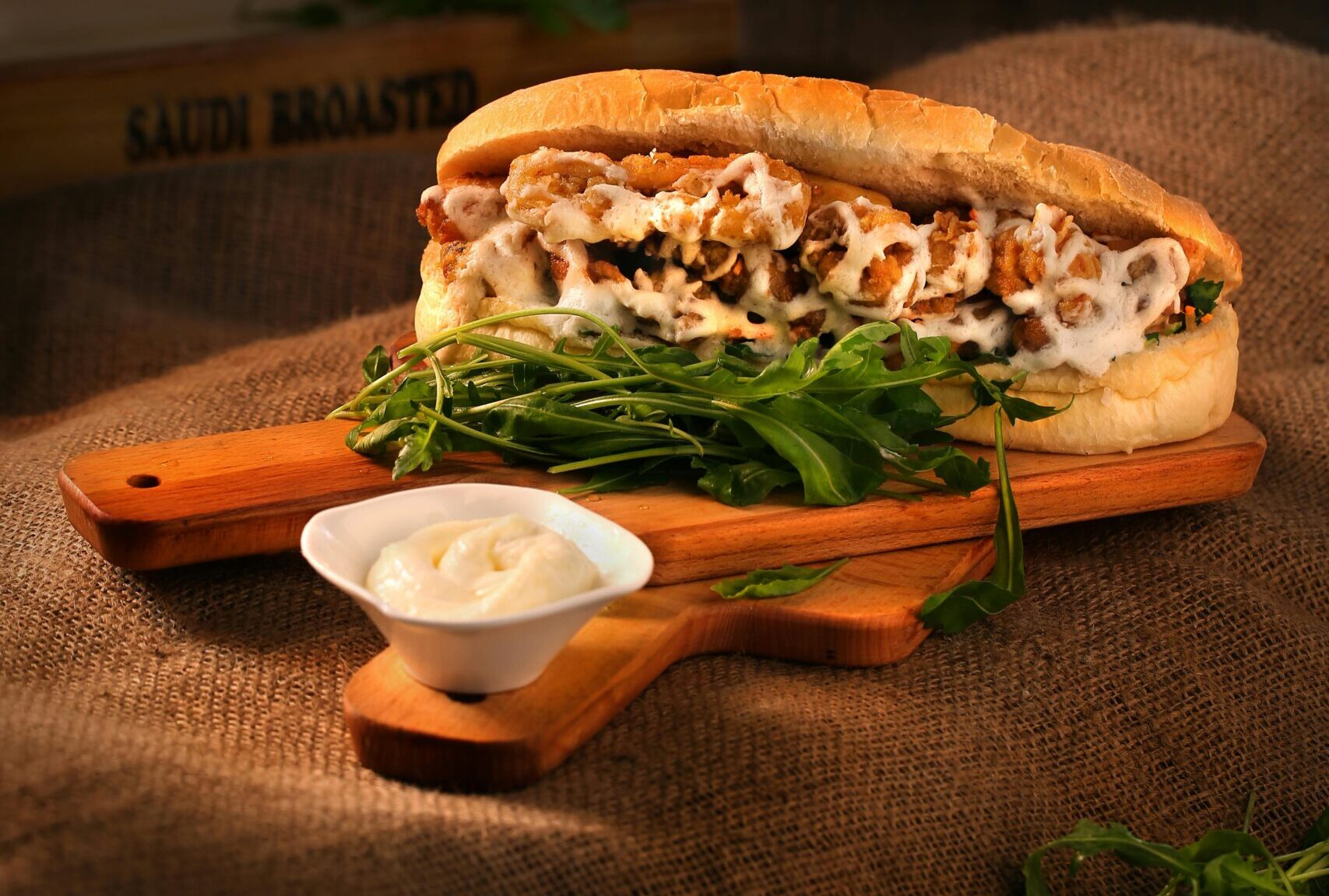 Majoritatea sandwichurilor cu pui de la fast-food depășesc 500 de calorii, iar dacă adaugi cartofi prăjiți și băuturi, cifra crește rapid. sursa foto pexels.com