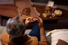 De ce mâncatul singur la masă ar putea fi periculos pentru adulți