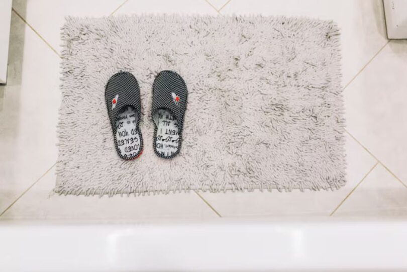 Specialiștii explică cât de des ar trebui spălat covorașul de baie