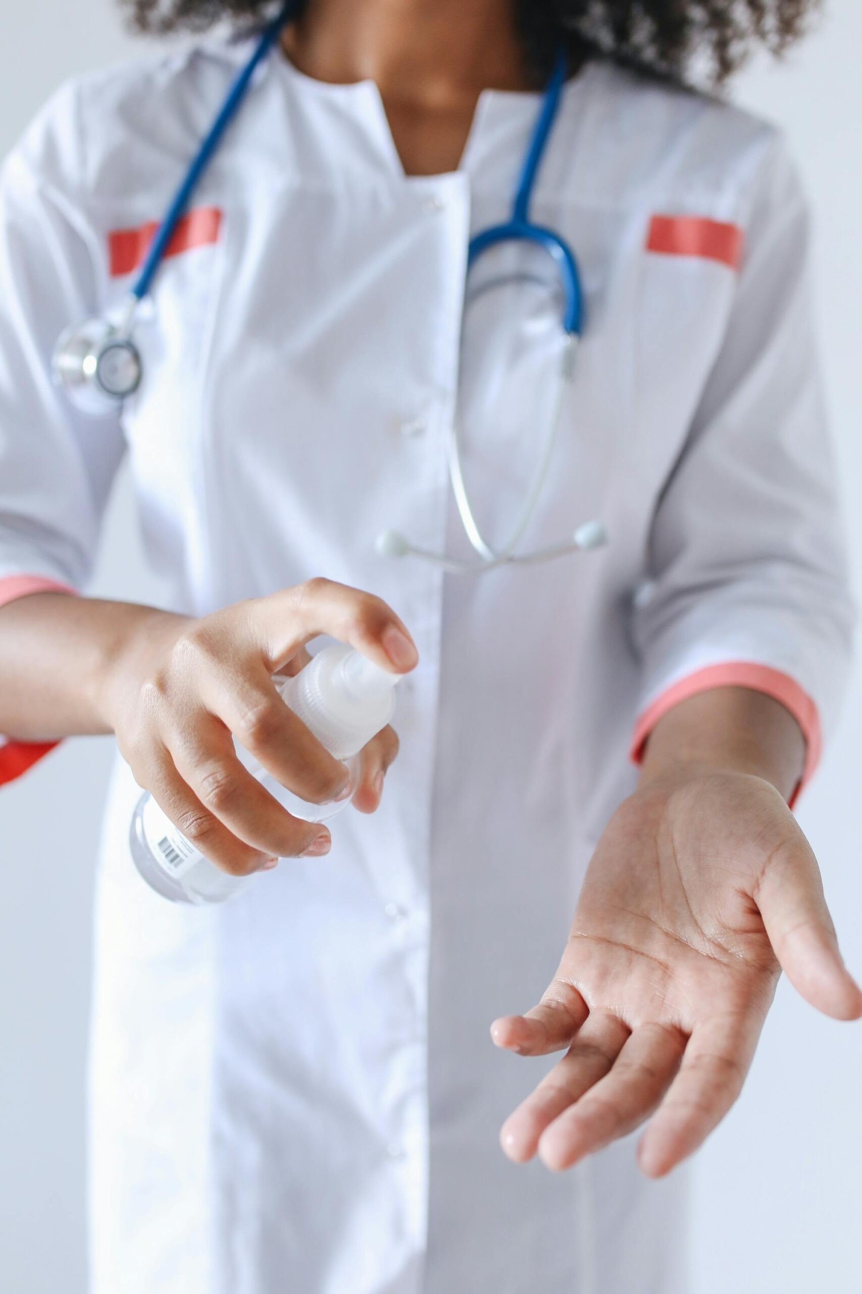 Ingredientul activ Etanol, folosit frecvent în dezinfectanţii pentru mâini, este propus pentru a fi clasificat drept substanţă “care creşte riscul de cancer”. sursa foto pexels.com