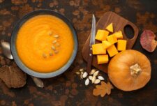 Supă de dovleac cu bacon: un prânz de toamnă aromat