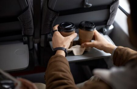 Băutura pe care să nu o consumi niciodată în avion