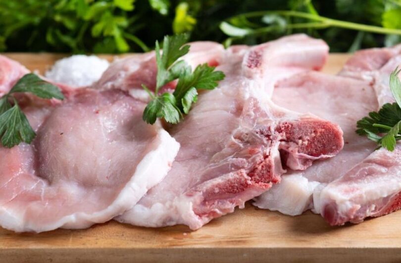 La ce să fii atent când cumperi carne de porc, conform inspectorilor ANSVSA
