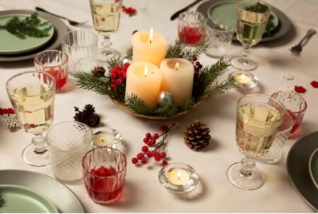 Aranjamente de masă pentru Crăciun 2025. Tendințe și idei pe care le poți realiza ușor acasă