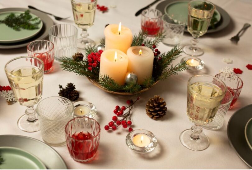Aranjamente de masă pentru Crăciun 2025. Tendințe și idei pe care le poți realiza ușor acasă