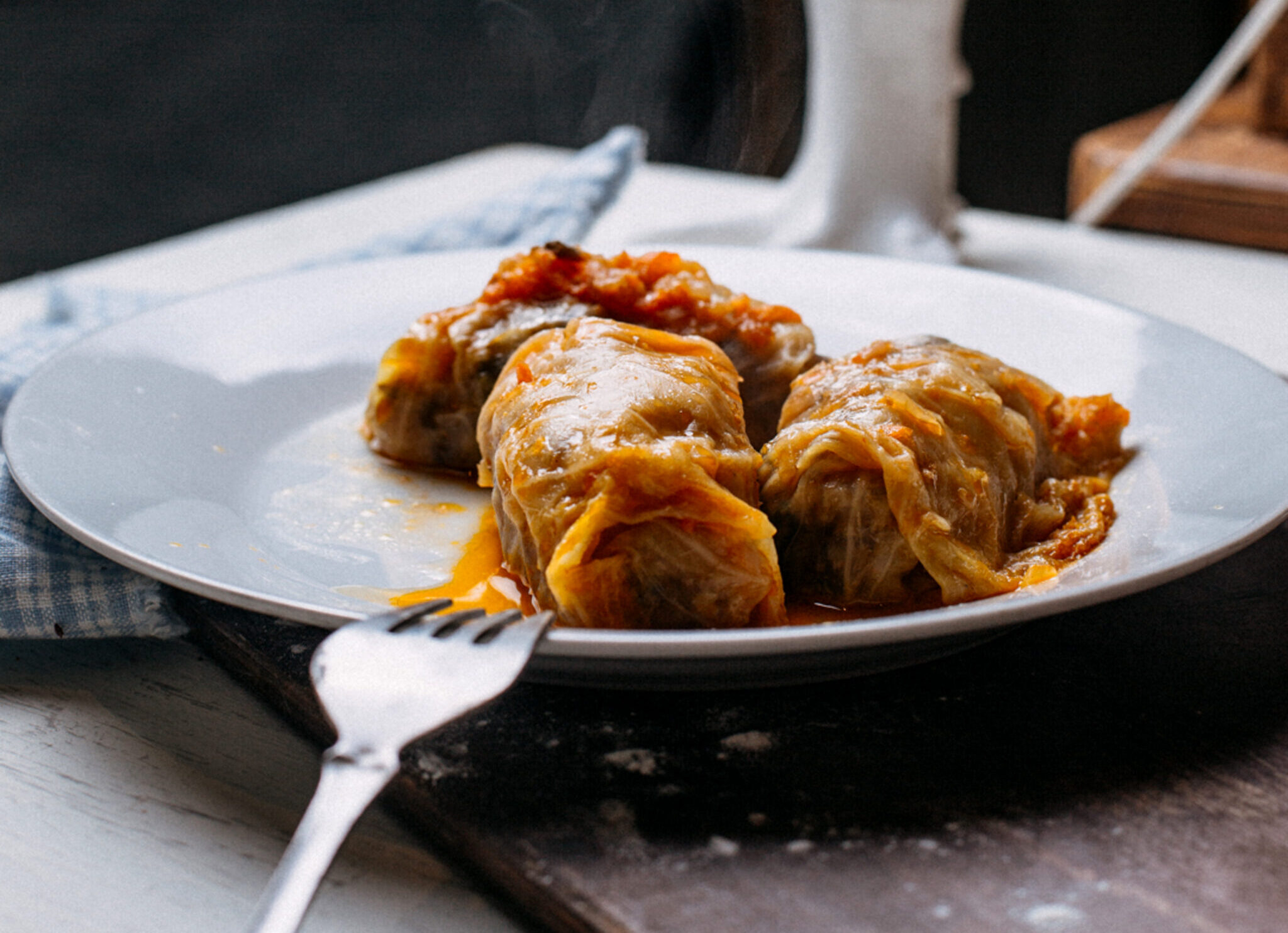 Sarmalele gătite pot fi păstrate la frigider pentru 3-5 zile, în recipiente etanșe. foto: freepik.com