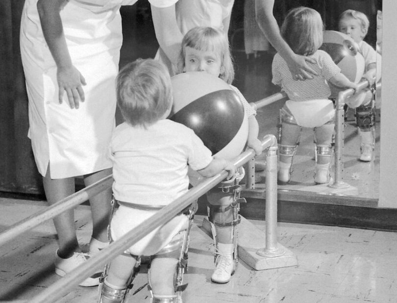 Cea mai periculoasă boală a copilăriei din istoria omenirii. Joaca afară putea cauza paralizie