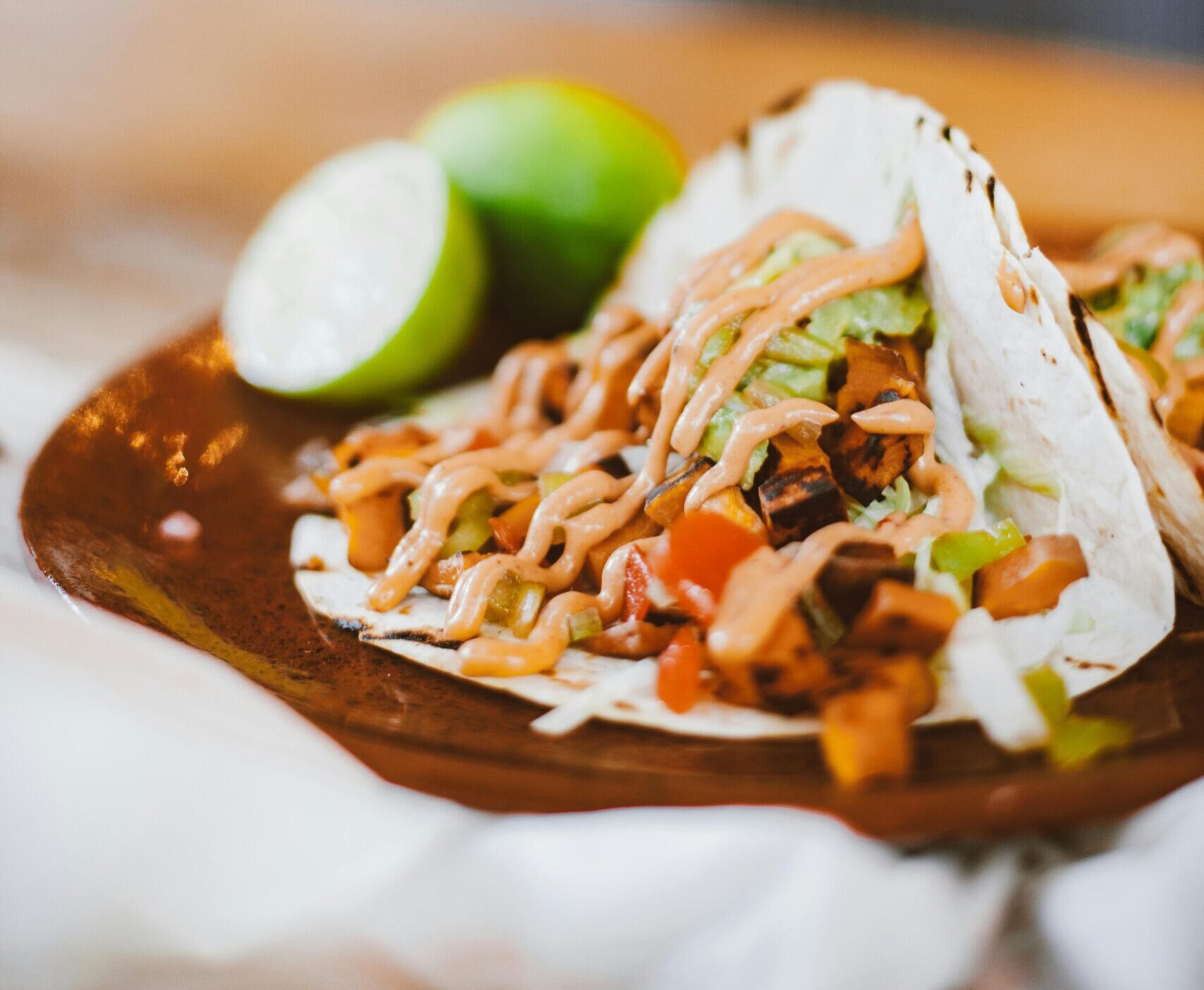 După shaorma, românii au mai comandat foarte multe porții de mici. foto: pexels.com