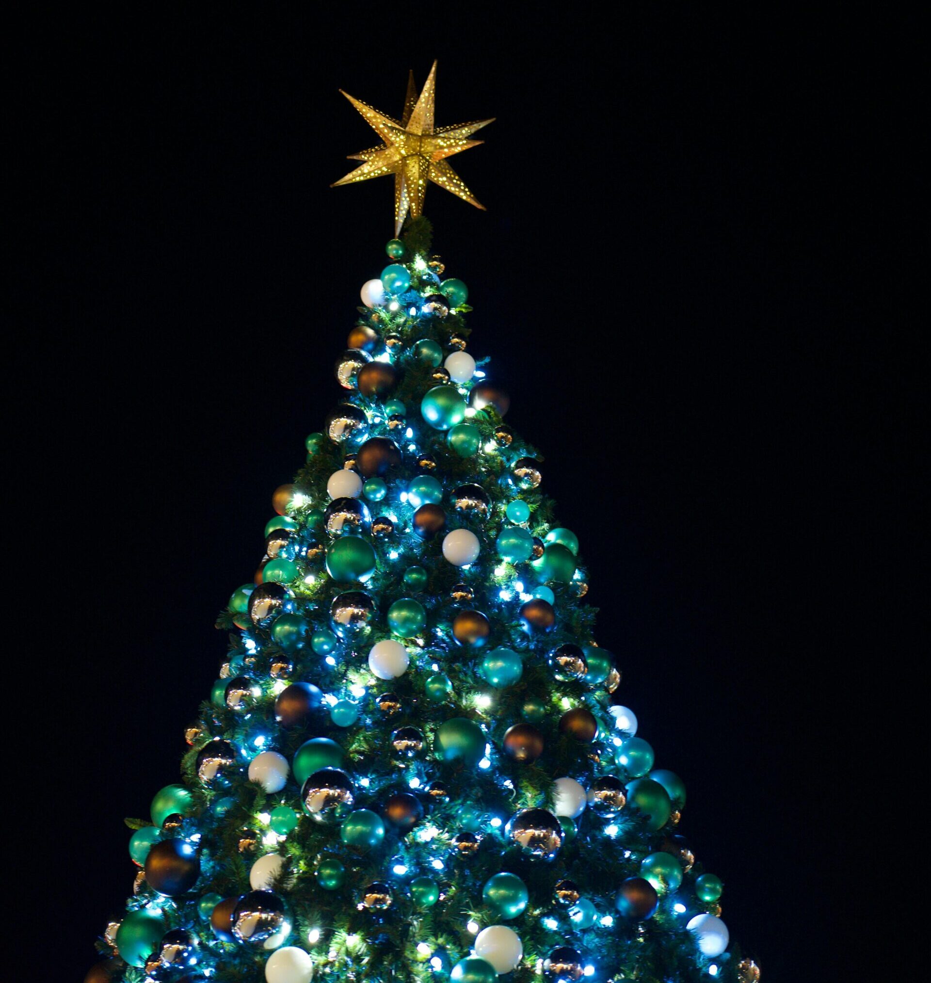 Globurile mari ajută repede să umpli bradul. foto: pexels.com