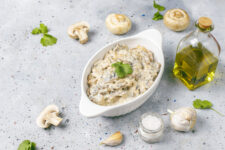 Cum faci salată cu ciuperci și maioneză de Revelion. Rețeta gospodinelor din Bulgaria