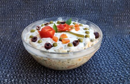 Cum tai mai repede ingredientele din salata boeuf? Povestea originii sale și trucurile care îți ușurează munca în bucătărie