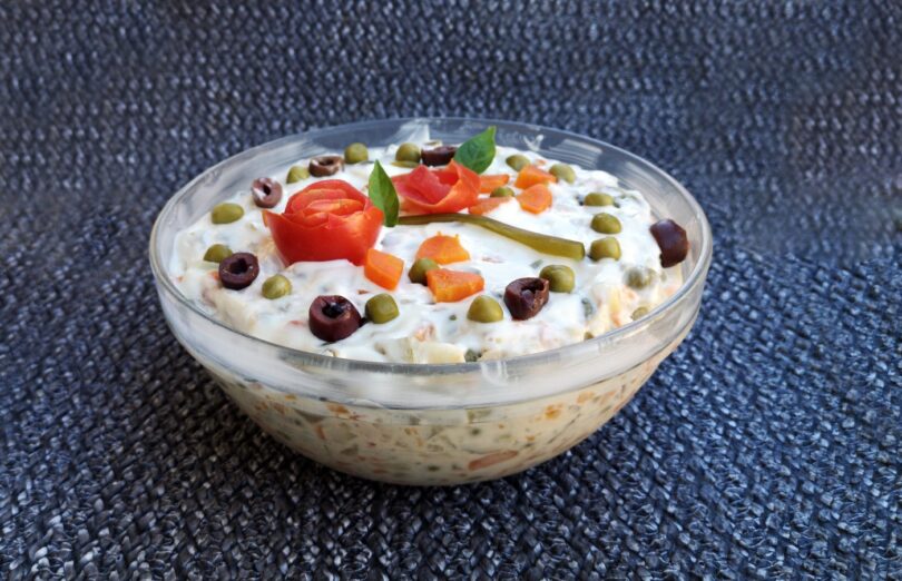 Cum tai mai repede ingredientele din salata boeuf? Povestea originii sale și trucurile care îți ușurează munca în bucătărie