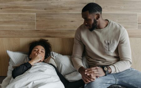 De ce se agravează tusea noaptea și cum o poți controla